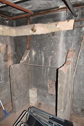 <p>Stookruimte in de kelder, ook nu nog geven de roetsporen op de muren blijk van de vroegere stookinstallatie.</p>
